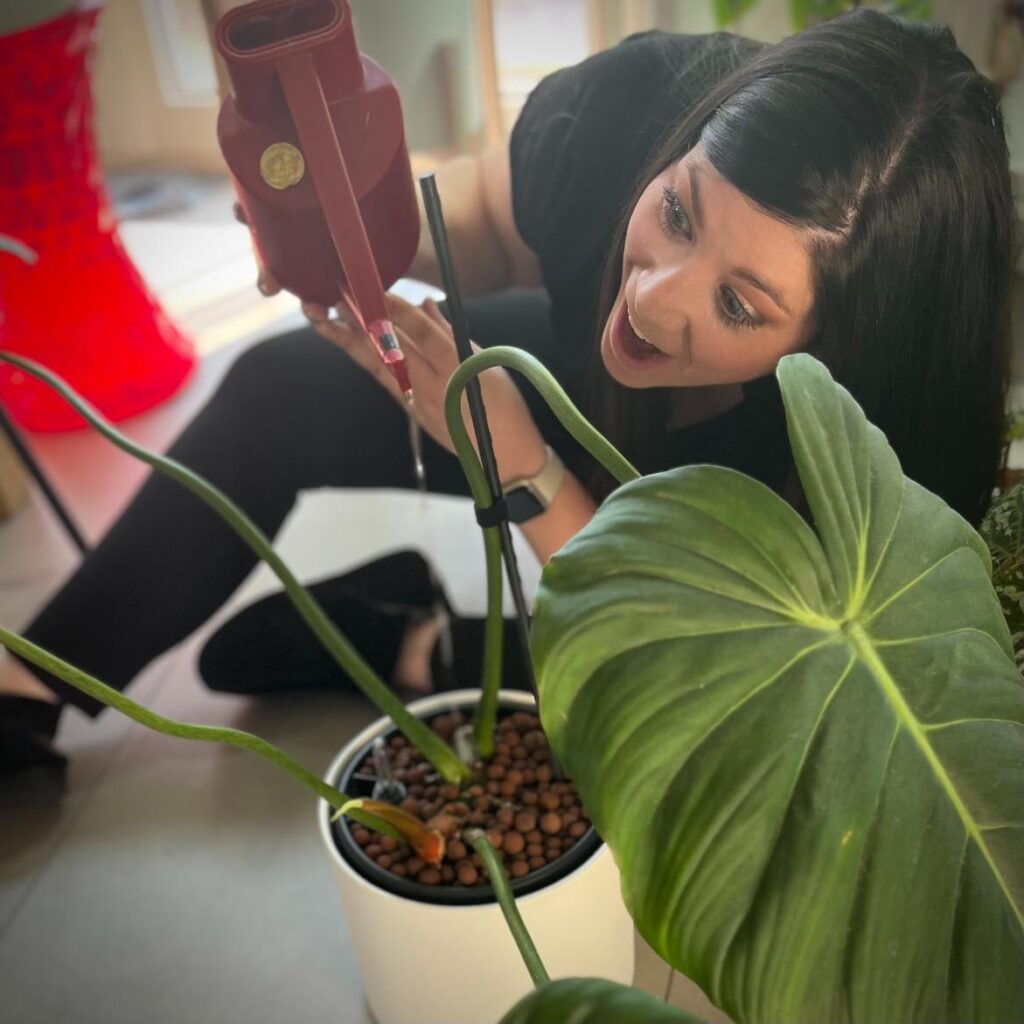 Annelies-geeft-plant-water